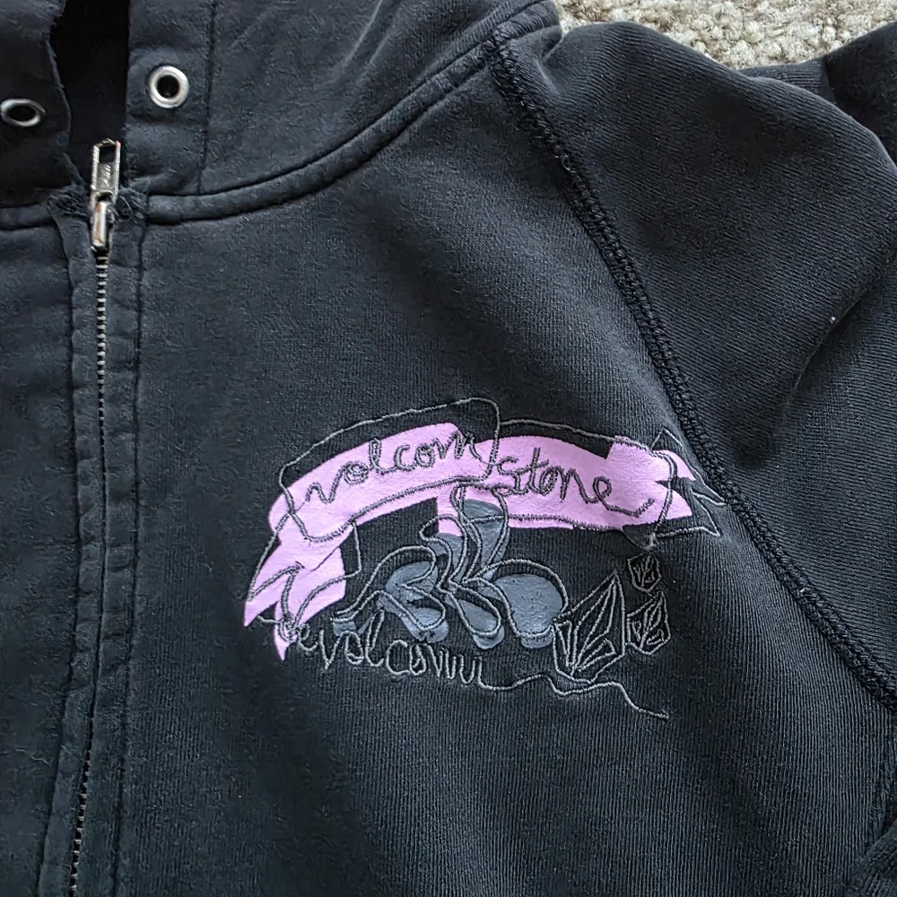 Volcom - Picture 3 of 5